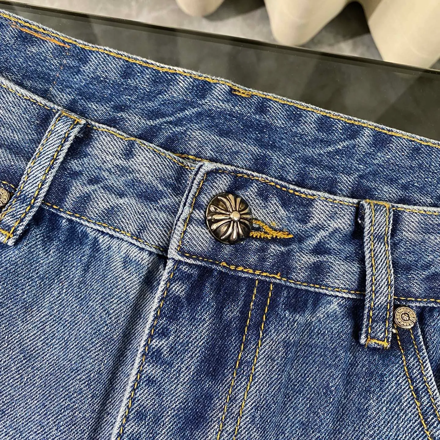P220 chrome hearts 2025 new double blue cross patchwork leather jeans vi Top heavy industry fashionable design] Consistent high street luxury style creation. Speaking of this style, the Zangyin family and GU family are definitely the leading representative brands. Especially the Zangyin family has really achieved a state-of-the-art effect in creating high street style. The unique washed material is used to create this style. The color system is quite eye-catching. After it is decorated with patchwork cross flowers, it cleverly highlights the charm of the brand. Secondly, this style uses classic The classic high-waist cutting design highlights the long legs and fashionable temperament of the upper body. The brand is highly recognizable and the slim fit configuration is more suitable for daily wear. It is a product that interprets personality, fashion, and specifications at a glance. This single product is enough to make any fan excited. It can be a white T-shirt for youthful preppy style, or a tight suspender for lady style. It has strong matching ability and can be easily controlled by men.  [Materials and craftsmanship] Needless to say, this point goes without saying. As an excellent craftsman brand, Zangyin’s requirements for details and craftsmanship are really perfect. The washed color of this model has gone through so many processes, not to mention the embellishment of denim appliques. It is also purely hand-made and sewn. Just like what they believe in, only hand-made things have soul and have the meaning of wear. A top-notch heavy-duty fashionable denim item, I look forward to your perfect interpretation! !  Size:28-34